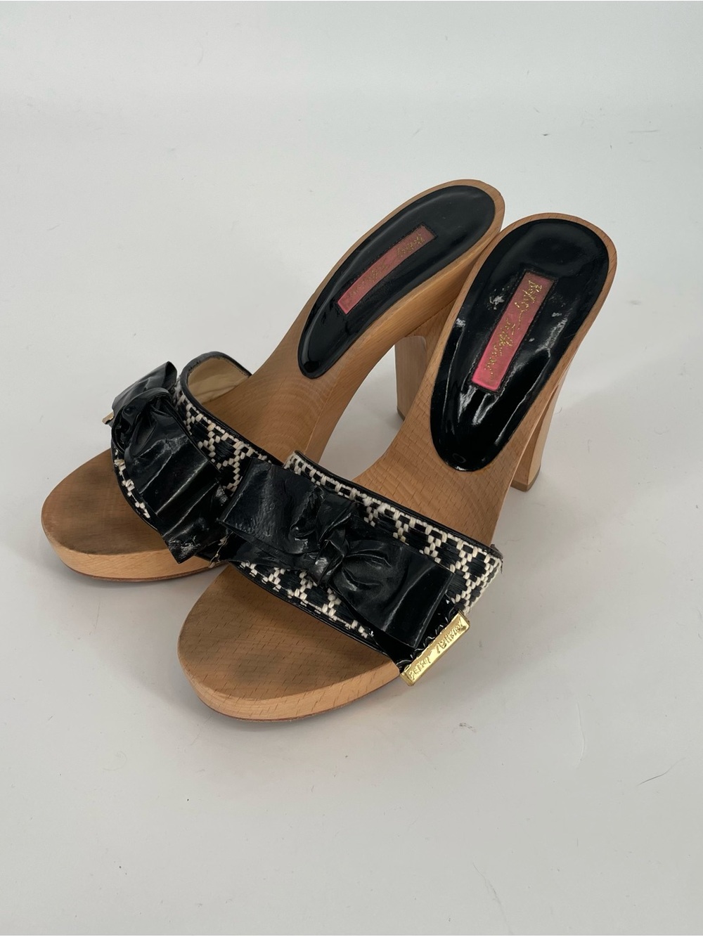 Vintage Betsey Johnson Wooden Heeled Mules With Patent Bow Detail 5” Heel - Picture 2 of 16
